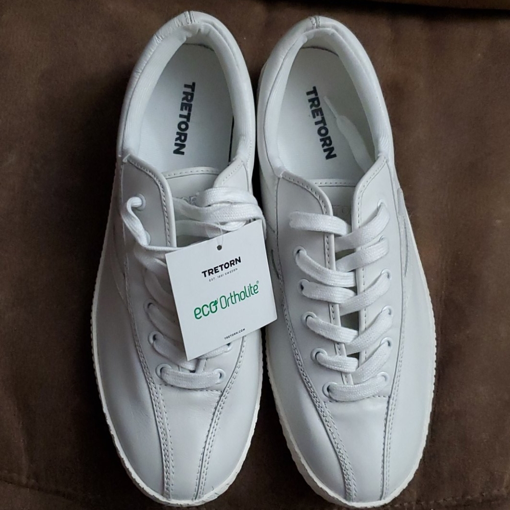Tennis shoes